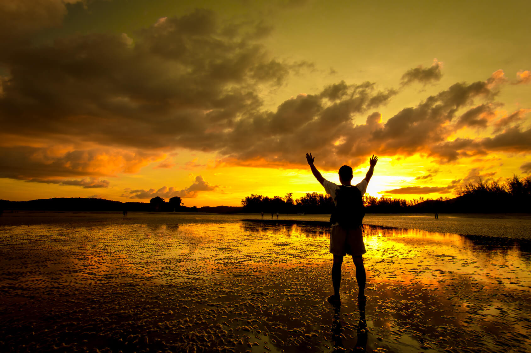 Waking in the sun. Sun in hand. Photo with the Sunin our hands. The Sun is setting.
